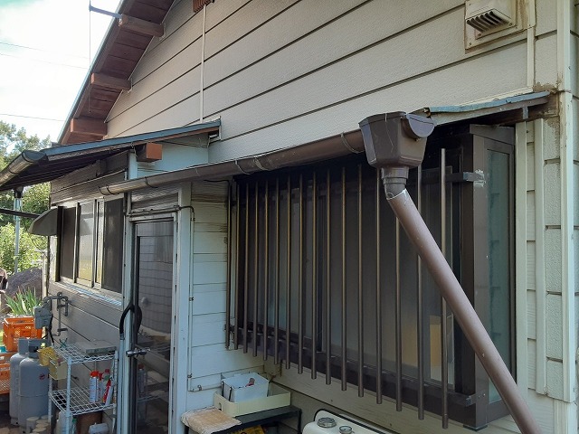 庇屋根の葺き替えと雨樋交換工事